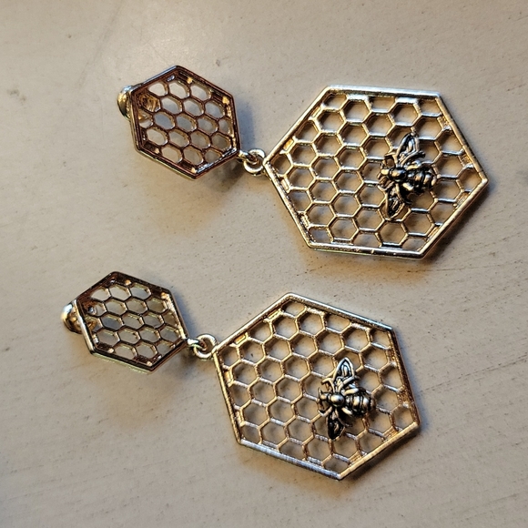 💥LAST ONE💥Honeycomb and Bee Hinged Dangle Earrings, goldplated - Picture 4 of 4